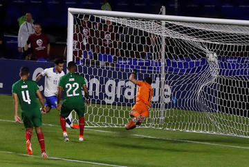 Philippe Countinho (2-i) anota un gol en el partido inaugural en Brasil.