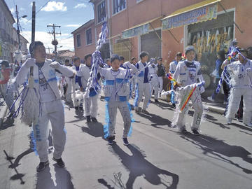 Cada año, la ropa de los bailarines fue mejorando.