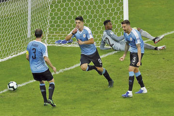Uruguay goleó 4-0 a Ecuador