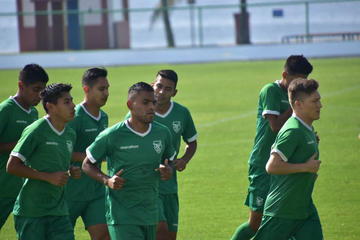 Los jugadores de la selección boliviana durante su entrenamiento.