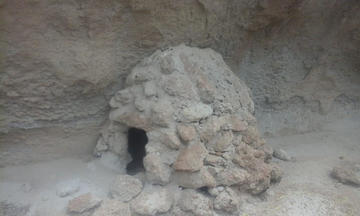 Una chullpa dentro de una cueva.