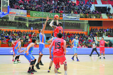 Antone Robinson, de Pichincha, acaricia la pelota antes de lanzarla.