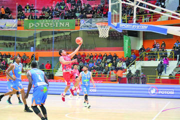 Ronald Arze, de Pichincha, encesta el balón.