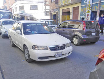 Auto que trabaja como taxi tiene la placa de Oruro.