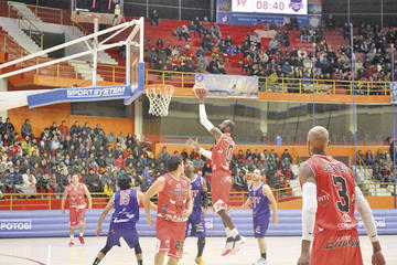Antone Dean Robinson, encesta la pelota.