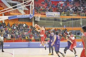 Rene Calvo, de Pichincha, encesta la pelota.