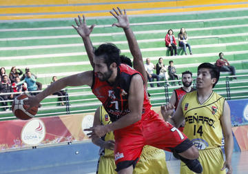 Cristian Camargo cuida el balón.