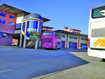 Buses llegando a los andenes.