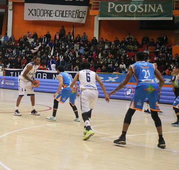 El estadounidense Frazier Winsome (i) debutó con la casaca de Calero.