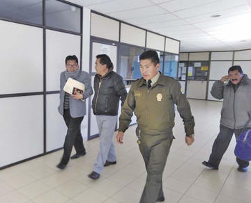 El empresario y exalcalde de Oruro (C) fue llevado a la cárcel de Cantumarca.