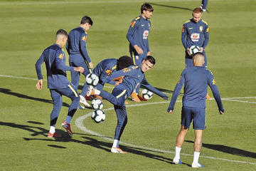 Los jugadores brasileros durante su entrenamiento.