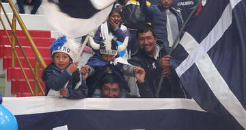 Niños con los distintivos de su equipo de preferencia.