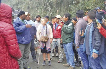 La presidenta de Apdhb se reunió ayer con los movilizados.