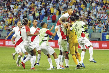 Los jugadores incaicos celebran la victoria.