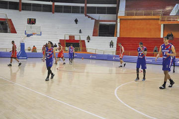 Jugadores de la Universidad de Santa Cruz salen cabizbajos por la derrota.