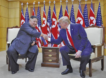 El líder norcoreano y el presidente de los Estados Unidos se dan la mano en una improvisada reunión.