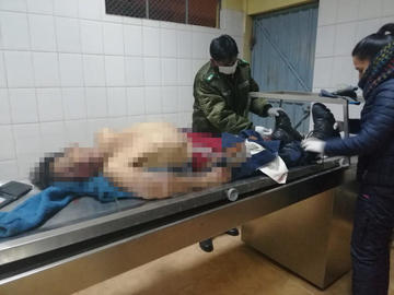 El personal policial en la morgue del hospital.