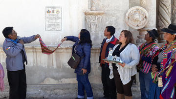 El descubrimiento de la plaqueta en el templo.