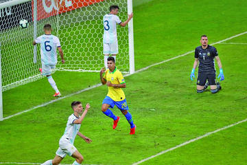 El jugador de Brasil Roberto Firmino (c) celebra su gol.