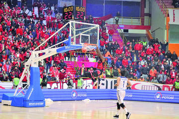 Antone Robinson clava el balón en una ofensiva.