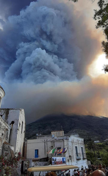 Erupción de un volcán provoca una persona muerta en Italia