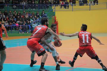 Cristian Camargo trata de detener a su rival.