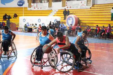 Uno de los jugadores potosinos controla el balón.