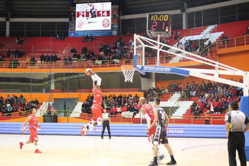 Antone Robinson, de la Vieja Casona, clava el balón.