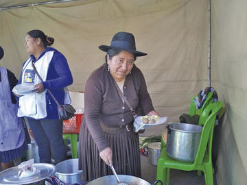 La alcaldesa de Yocalla, Lidia Mamani, cocinó y sirvió los platos de su municipio.