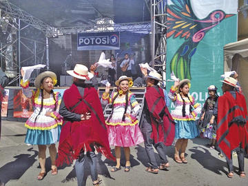 También hubo danzas de las diferentes regiones del Departamento