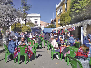Mucha gente optó por almorzar en el festival gastronómico.