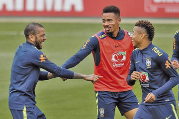 De izq. a der. Daniel Alves y  Gabriel Jesus.
