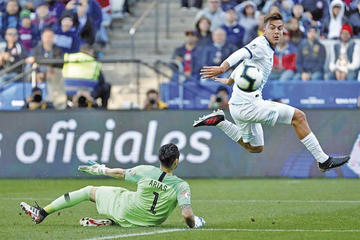 El jugador de Argentina, Paulo Dybala, anota su gol.