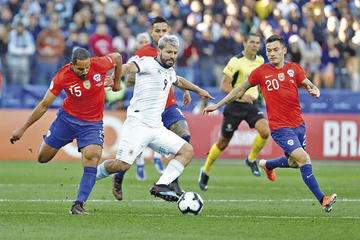 Sergio Agüero, de Argentina, controla el balón ante la marca de sus rivales.