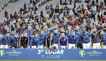 Los jugadores argentinos posan para la foto del recuerdo.