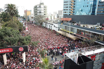Miles de hinchas peruanos se reunieron ayer en el parque central de Miraflores, en Lima.