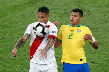 Thiago Da Silva (i) disputa el balón con Paolo Guerrero.