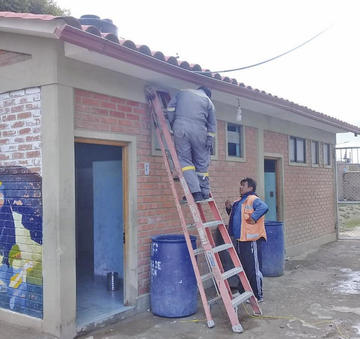 Realizan el mantenimiento de emergencia en las infraestructuras escolares.