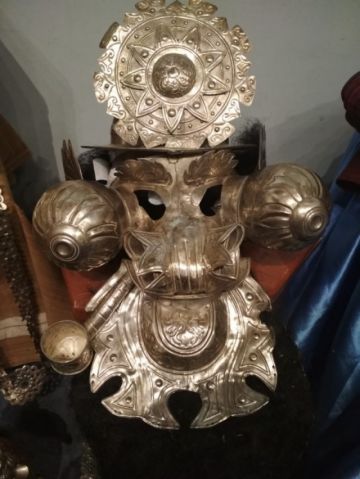 Los elementos característicos de la danza nacional hechos con plata.