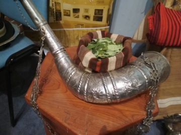 Los elementos característicos de la danza nacional hechos con plata.