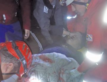 Chofer vuelca su vehículo chuto