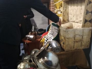 Los elementos característicos de la danza nacional hechos con plata.