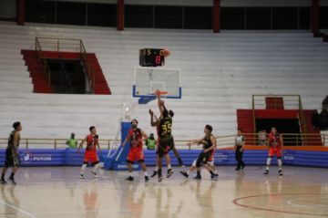 Escenas del partido disputado en Potosí.