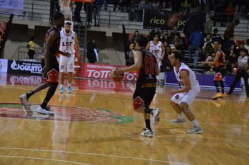 Pichincha mantiene su invicto y continúa  como líder