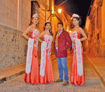 Las tres representantes con Eyram Estrada.