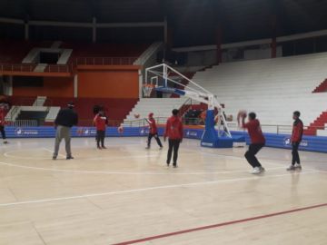 Equipos se preparan para el partido.