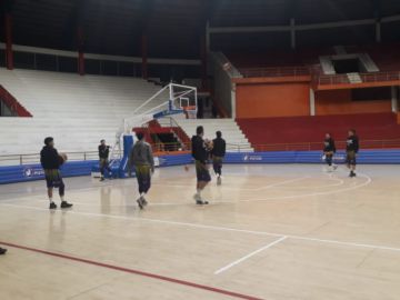 Equipos se preparan para el partido.