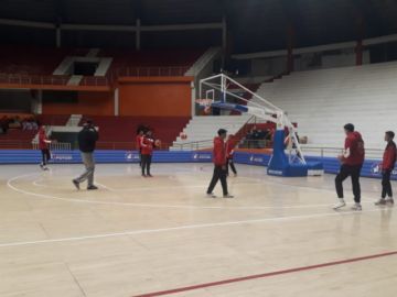 Equipos se preparan para el partido.