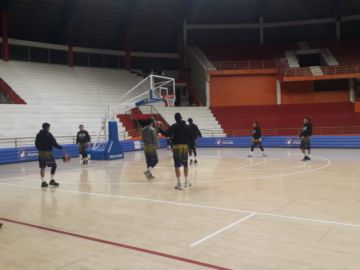 Equipos se preparan para el partido.