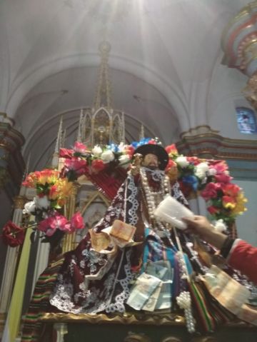 Mucha gente acude a la catedral, aún de noche.